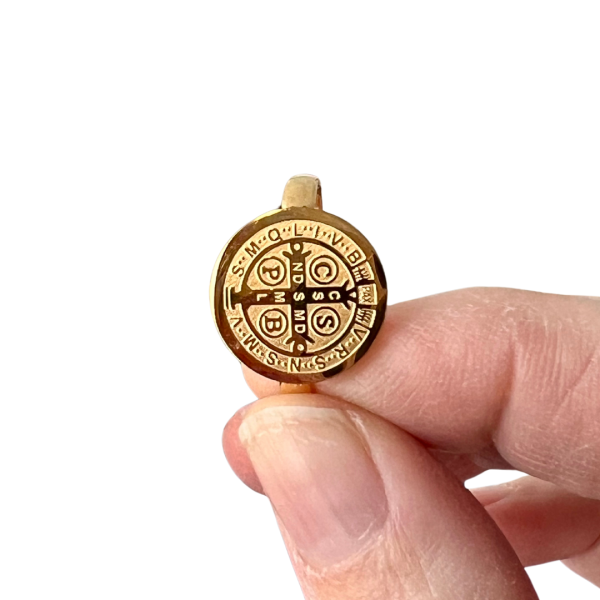 Anillo de acero dorado CRUZ DE SAN BENITO