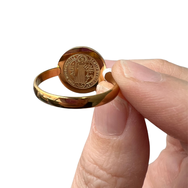Anillo de acero dorado CRUZ DE SAN BENITO - Imagen 4