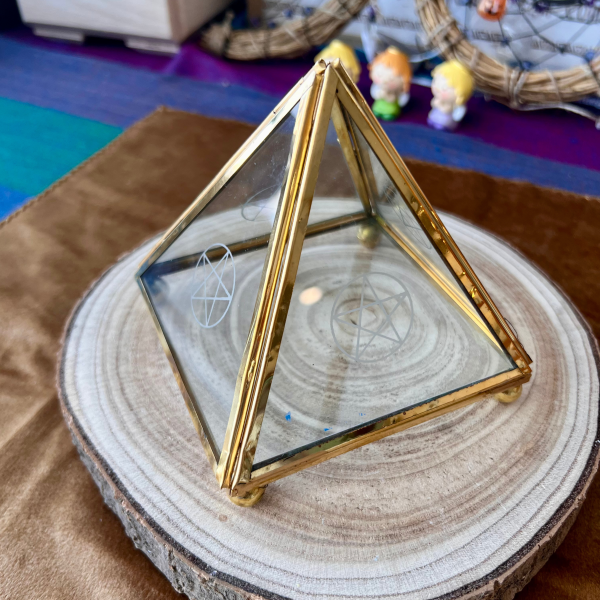 Pirámide Mágica de Cristal y Metal Dorado - Imagen 3