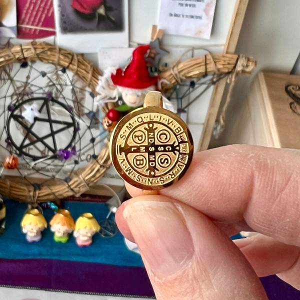 Anillo de acero dorado CRUZ DE SAN BENITO - Imagen 2
