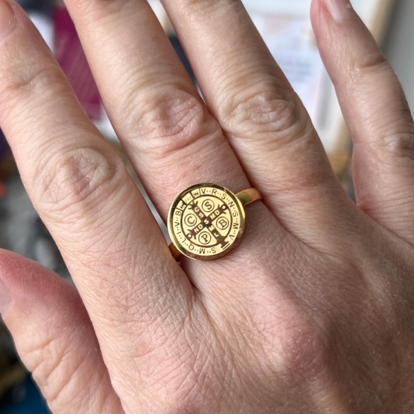 Anillo de acero dorado CRUZ DE SAN BENITO - Imagen 3