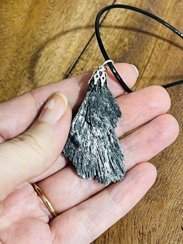 Colgante de metal y Taramita Escoba de la Bruja