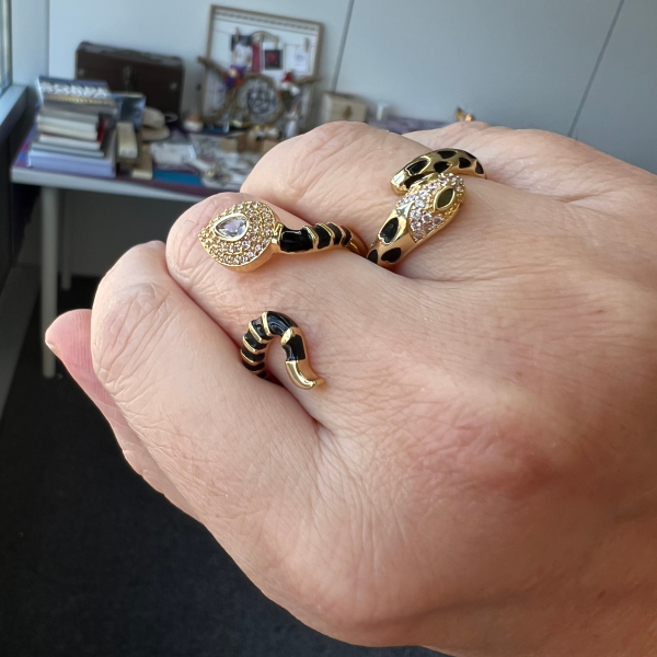 Anillo acero dorado adaptable serpiente con motas negras - Imagen 5