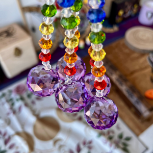 Colgante Prisma de cristal lila y los 7 chakras