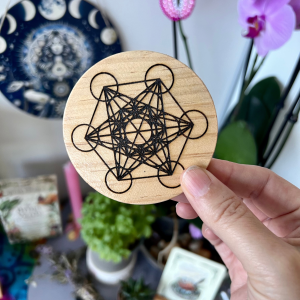 Tablita de Madera Grabada con el Cubo de Metatrón