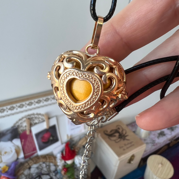 Llamador de Ángeles de Acero Dorado con Forma de Corazón