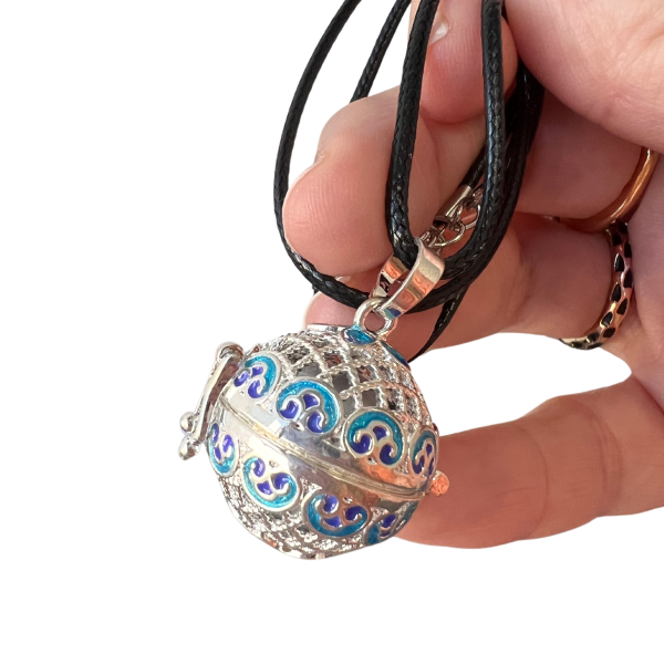 Llamador de Ángeles de Acero con Detalles Azul Marino y Azul Celeste - Imagen 3