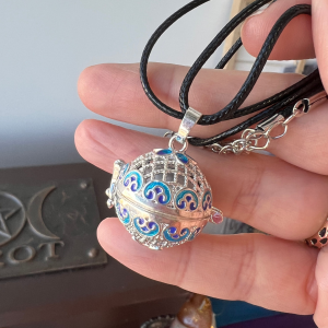 Llamador de Ángeles de Acero con Detalles Azul Marino y Azul Celeste